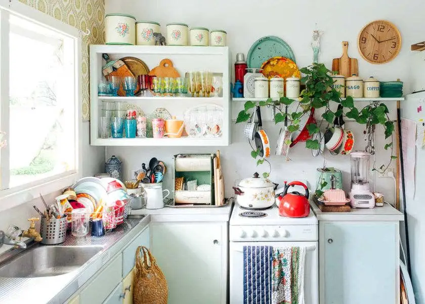 Menaruh Terlalu Banyak Barang Tidak boleh dilakukan agar Meja Dapur Kecil tetap Rapi